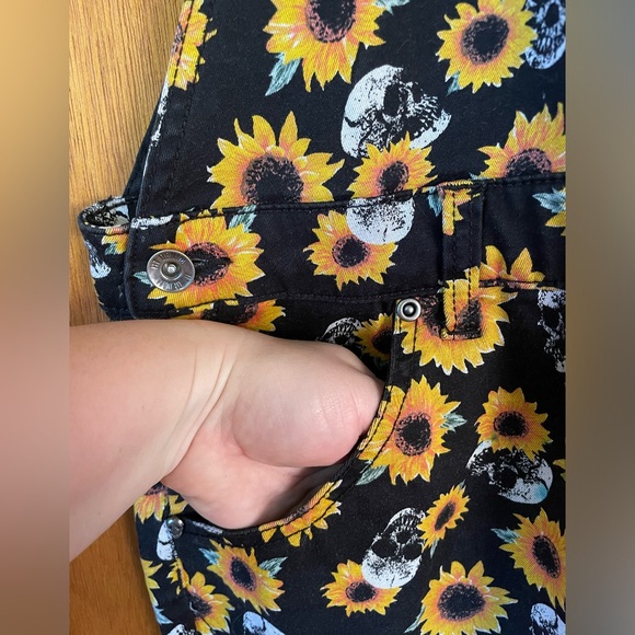 HT denim shortall skull and sunflower print size XL w/ pockets & frayed hem - Picture 3 of 7